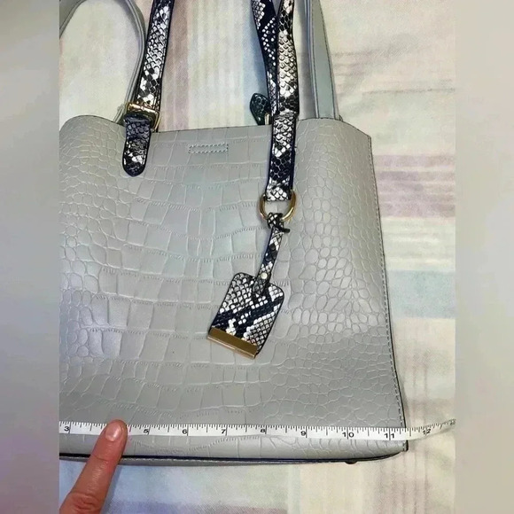 Beautiful gray color bag for everyday  using. No name - Picture 4 of 8